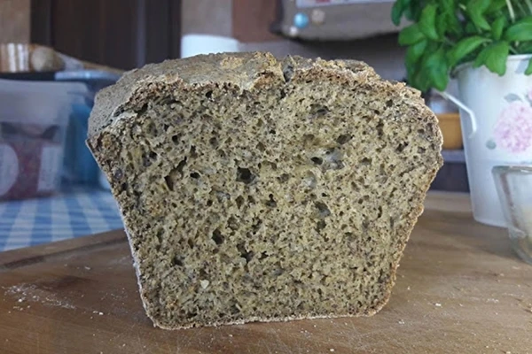 Hembakat glutenfritt bröd med hampamjöl