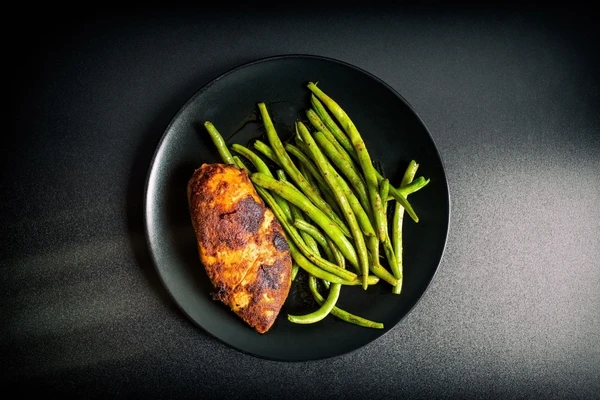 Hemlagad kyckling sous-vide med gröna bönor