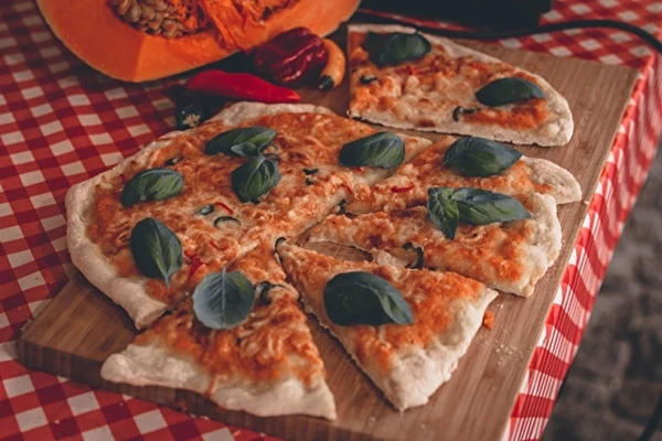 Hemmagjord pizza med pumpasås