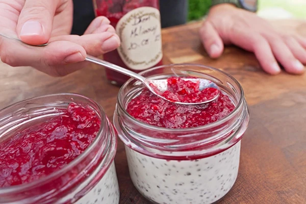 Kokos-chiapudding med hallonsylt