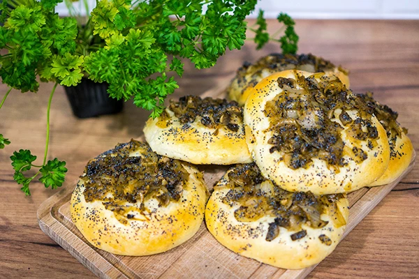 Lökbullar på jästdeg med champinjoner