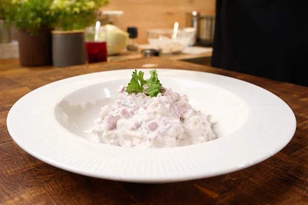 Sill med syrade plommon och äpple