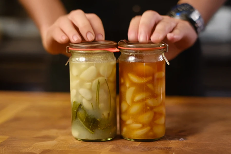 Fermenterad vitlök på gammalpolskt och asiatiskt vis – två sätt att göra aromatiska inläggningar