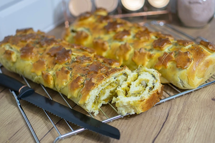 Kulebjaka av jästdeg med kål och champinjoner