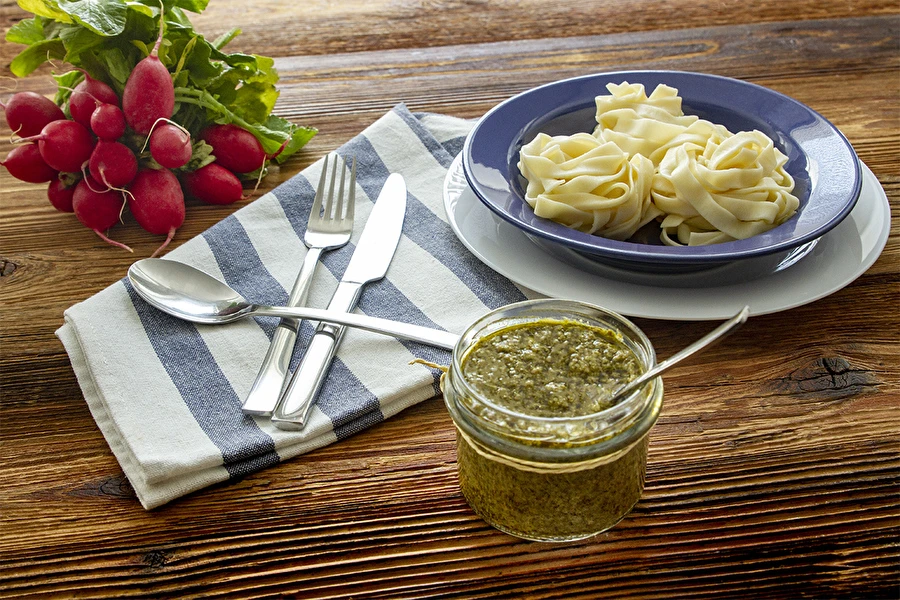 Pesto på rädisblad
