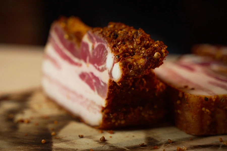 Rökt sidfläsk i pastrami-stil