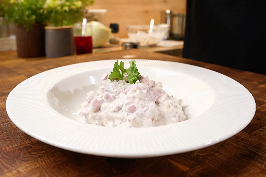 Sill med syrade plommon och äpple